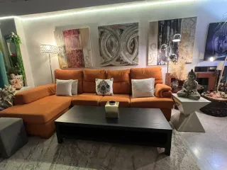 Sofá de piel blanco y cojines