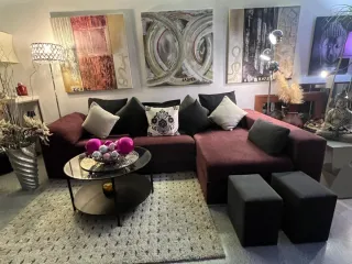 Sofá de piel blanco y cojines