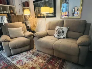 Sofá de piel blanco y cojines