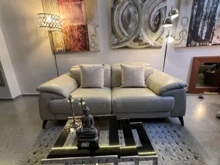 Sofá de piel blanco y cojines