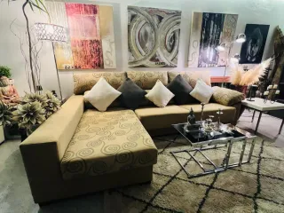 Sofá de piel blanco y cojines