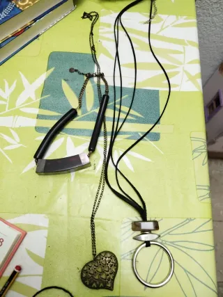 Colgantes dorados y plateados