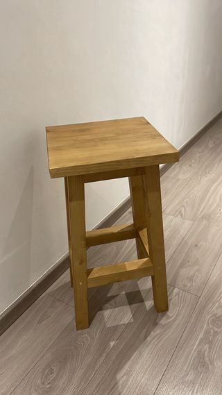 Taburete de madera rústico