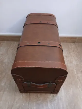 Cofre y perchas madera