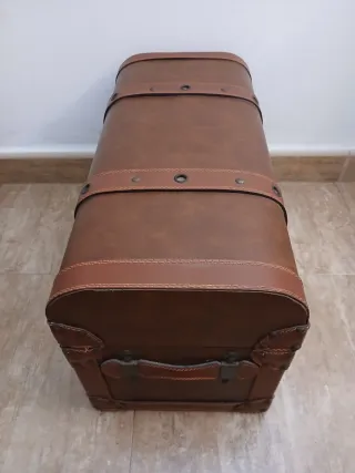 Cofre y perchas madera