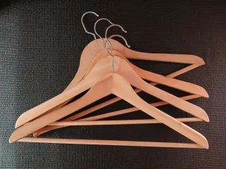 Cofre y perchas madera