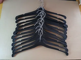 Cofre y perchas madera