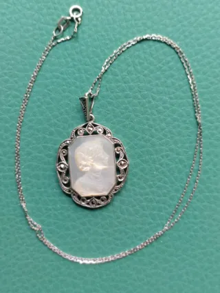 MEDALLÓN ANTIGUO CAMAFEO NÁCAR Y CADENA PLATA