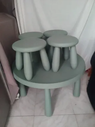 Mesa redonda y 4 taburetes verdes