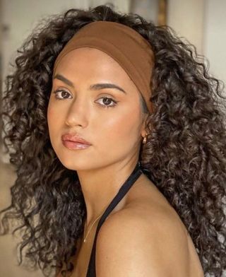 Preciosa Peluca castaña rizada con diadema negra