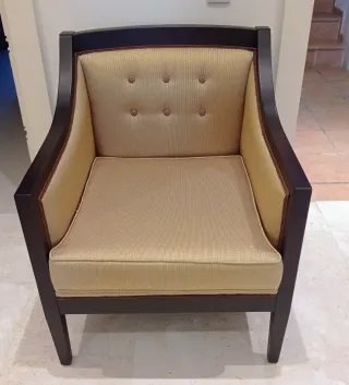 Sillón de tela y madera