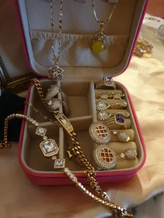 Joyero con joyas chapadas en oro