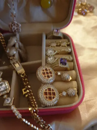 Joyero con joyas chapadas en oro