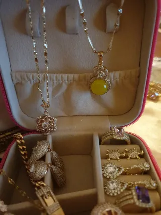 Joyero con joyas chapadas en oro