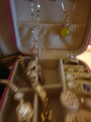 Joyero con joyas chapadas en oro