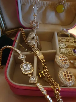 Joyero con joyas chapadas en oro