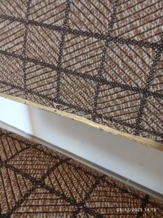 Sofá de madera tapizado