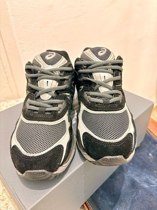 Zapatillas ASICS Grises y Negras