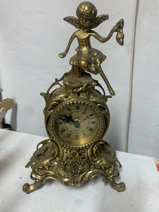 Candelabro de mesa dorado con figura