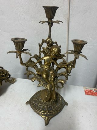 Candelabro de mesa dorado con figura