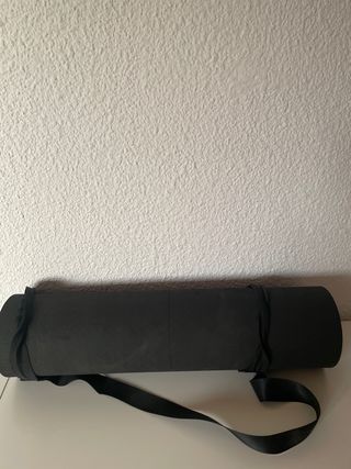 Esterilla de yoga negra con correa
