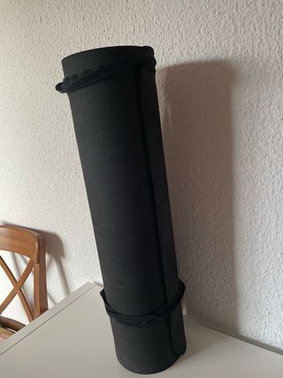 Esterilla de yoga negra con correa