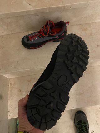 Zapatillas Trekking Grises y Rojas