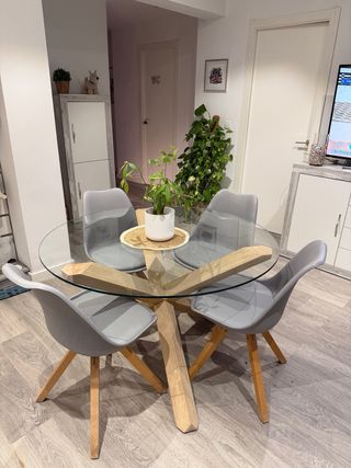 Mesa redonda cristal y 4 sillas Banak.
