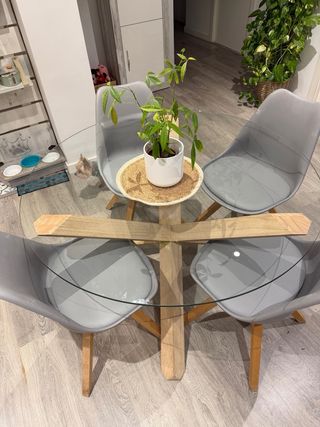 Mesa redonda cristal y 4 sillas Banak.