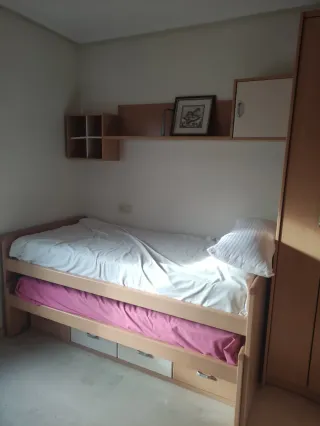 Escritorio juvenil con estantería y silla