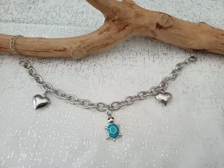 Bracciale con ciondoli tartaruga e cuori