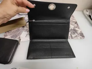 Cartera negra con detalle metálico