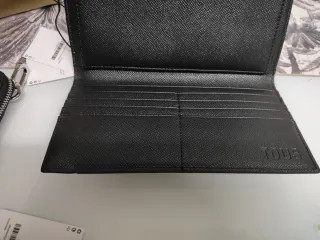 Cartera negra con detalle metálico