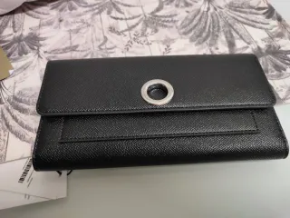 Cartera negra con detalle metálico