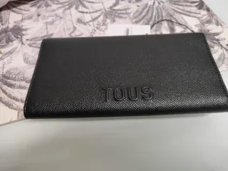 Cartera negra con detalle metálico