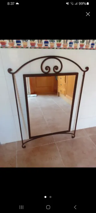 Espejo de metal con marco decorativo