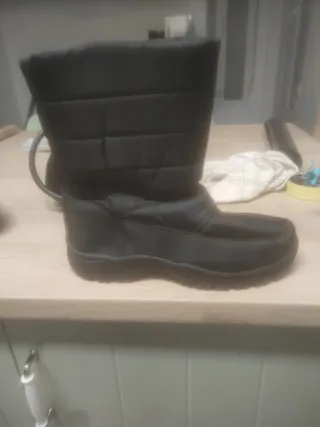 Bota de nieve negra usada una vez