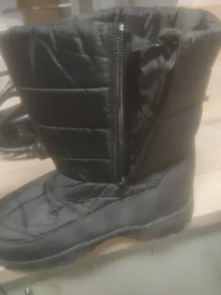 Bota de nieve negra usada una vez