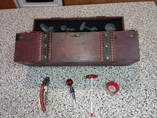 Caja de vino de madera con accesorios