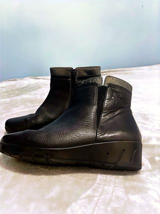 Botines de piel con cuña negros y plateados