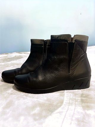 Botines de piel con cuña negros y plateados