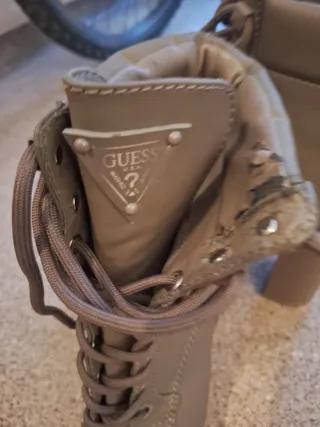 Botines Guess Beige con Cordones