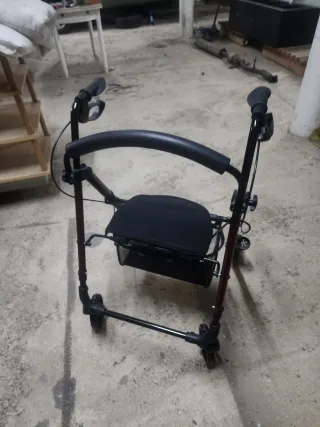 Andador con asiento y ruedas