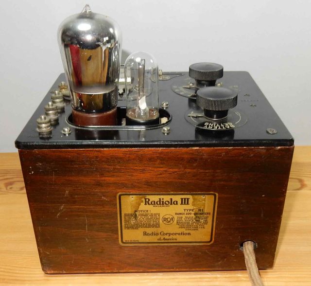 Radio RADIOLA III de válvulas vistas- del año 1924