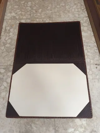 Escribanía antigua de cuero labrado