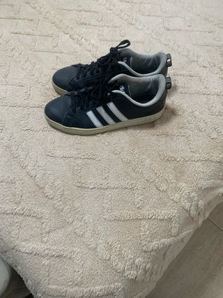 Zapatillas Adidas Negras y Blancas