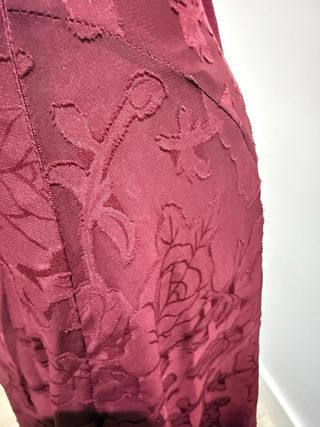 Vestido largo burdeos con encaje. sin marca