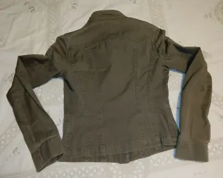 Chaqueta chica verde militar