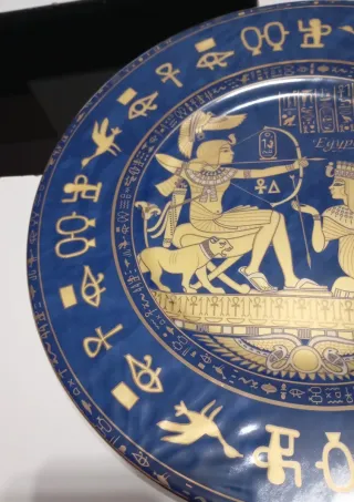 PLATO DECORATIVO DE PORCELANA DE ESTILO EGIPCIO