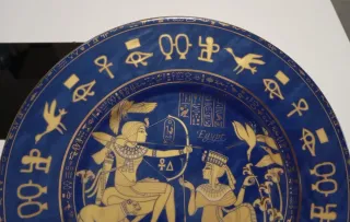 PLATO DECORATIVO DE PORCELANA DE ESTILO EGIPCIO